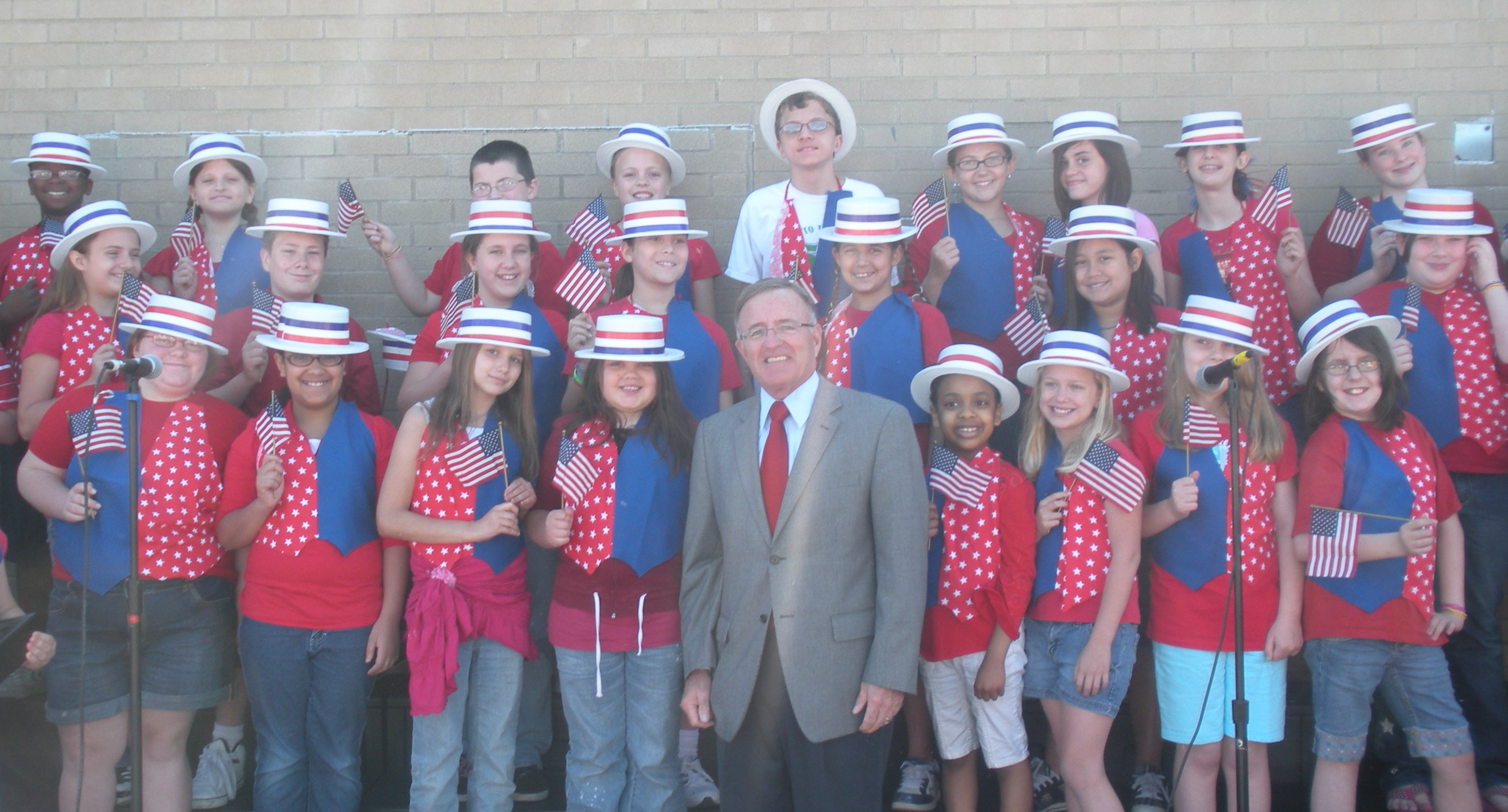 Senator DeFrancisco Celebrates Flag Day with Students at Roxboro Road